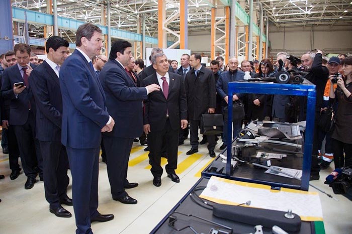 Рустам Миннеханов посещает СП "Форд Соллерс", апрель 2015 г.